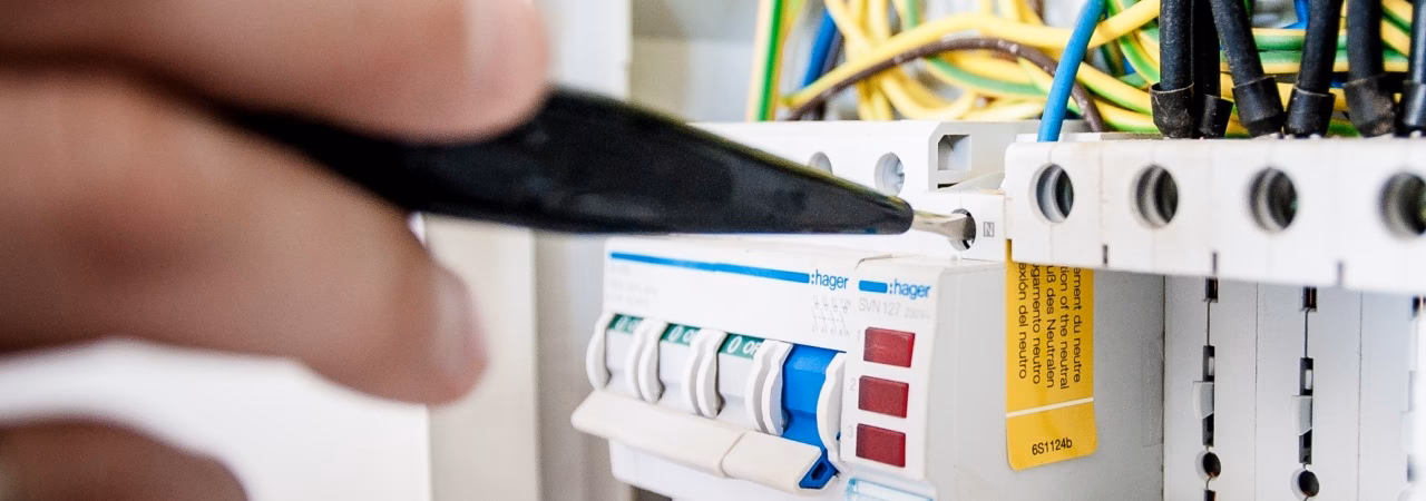 ¿Cuál es la diferencia entre un electricista y un electricista industrial?