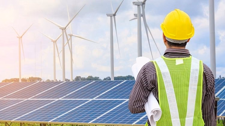 ¿Cuáles son las ventajas de usar energía solar y eólica?