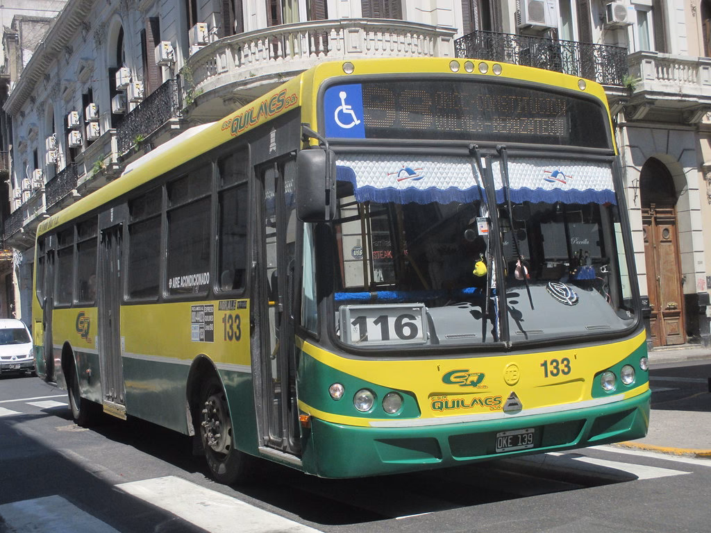 ¿Qué colectivos pasan por la municipalidad de Quilmes?