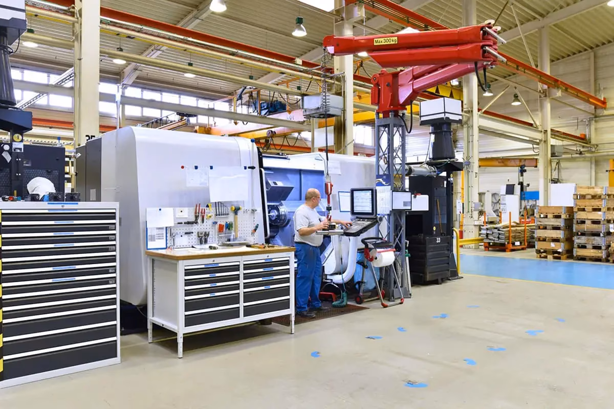 ¿Quién es el dueño de Adler?