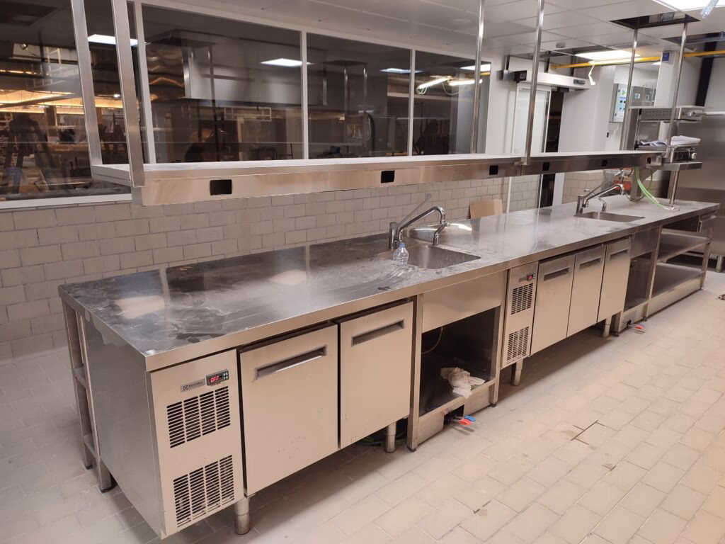 ¿Cuál es la diferencia entre una cocina industrial y una cocina comercial?