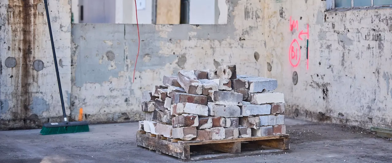 ¿Cuál es el proceso de restauración de sitios industriales abandonados para su reutilización?