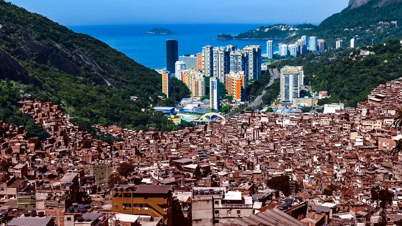 What are the main industries in Rio de Janeiro?
